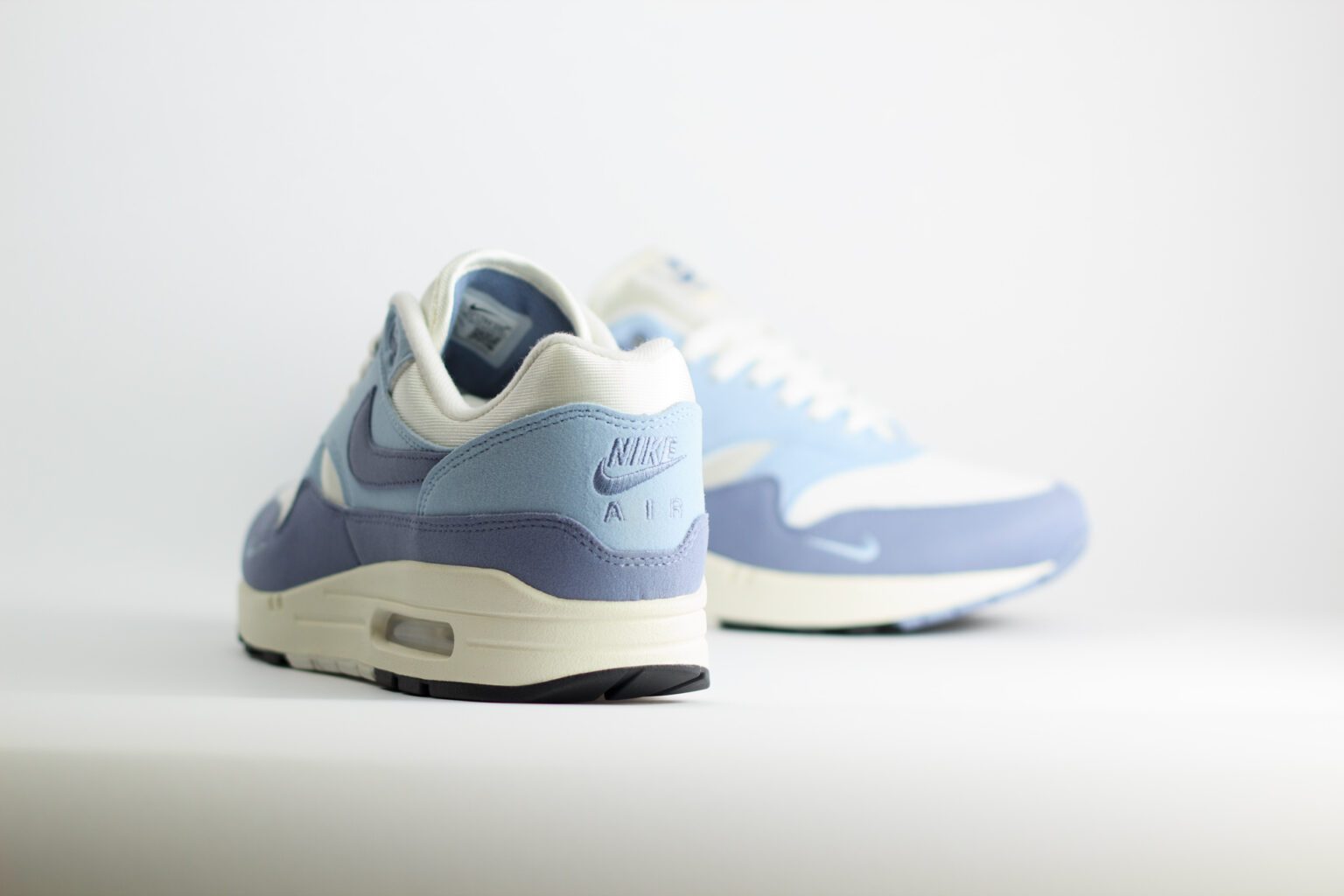 Nike Air Max 1 '87 Light Armory Blue Ashen Slate (W) – Blauw/Wit – Heren/Dames/Uniseks Sneakers – Vilt/Mesh - HF1194-102 – Achterkant