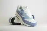 Nike Air Max 1 '87 Light Armory Blue Ashen Slate (W) – Blauw/Wit – Heren/Dames/Uniseks Sneakers – Vilt/Mesh - HF1194-102 – Voorkant