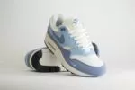 Nike Air Max 1 '87 Light Armory Blue Ashen Slate (W) – Blauw/Wit – Heren/Dames/Uniseks Sneakers – Vilt/Mesh - HF1194-102 – Voorkant