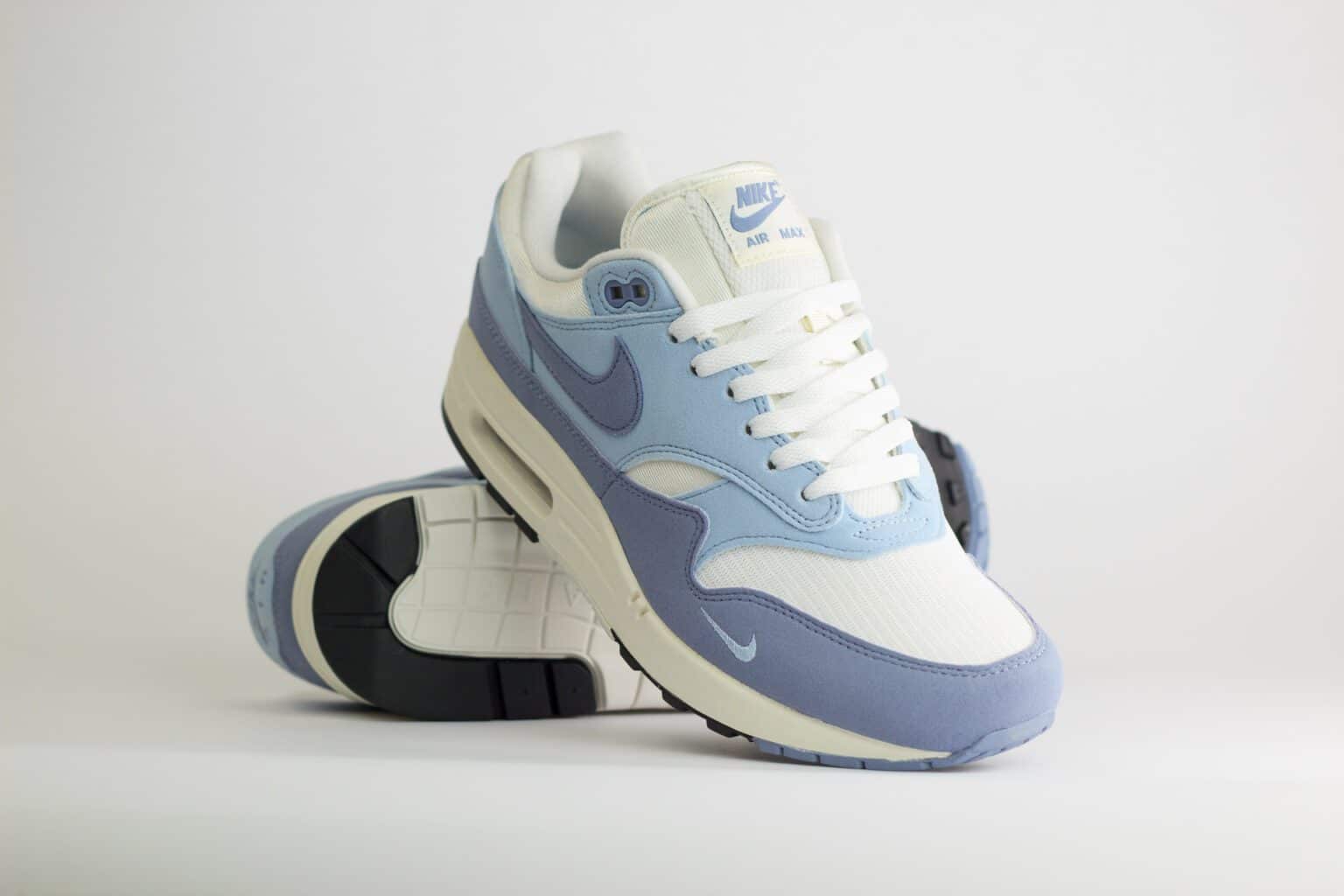 Nike Air Max 1 '87 Light Armory Blue Ashen Slate (W) – Blauw/Wit – Heren/Dames/Uniseks Sneakers – Vilt/Mesh - HF1194-102 – Voorkant