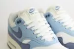 Nike Air Max 1 '87 Light Armory Blue Ashen Slate (W) – Blauw/Wit – Heren/Dames/Uniseks Sneakers – Vilt/Mesh - HF1194-102 – Bovenkant