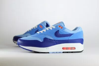 Nike Air Max 1 Essential Psychic Blue – Blauw/Wit – Heren/Dames/Uniseks Sneakers – Leer/Mesh - FZ5808-400 – Zijkant