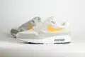 Nike Air Max 1 Essential Summit White University Gold – Beige/Wit/Geel – Heren/Dames/Uniseks Sneakers – Leer/Mesh - FZ5808-105 – Zijkant