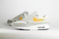 Nike Air Max 1 Essential Summit White University Gold – Beige/Wit/Geel – Heren/Dames/Uniseks Sneakers – Leer/Mesh - FZ5808-105 – Zijkant