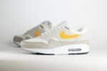 Nike Air Max 1 Essential Summit White University Gold – Beige/Wit/Geel – Heren/Dames/Uniseks Sneakers – Leer/Mesh - FZ5808-105 – Zijkant