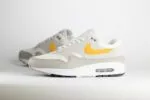 Nike Air Max 1 Essential Summit White University Gold – Beige/Wit/Geel – Heren/Dames/Uniseks Sneakers – Leer/Mesh - FZ5808-105 – Zijkant