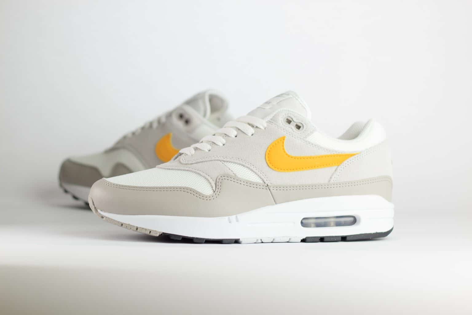 Nike Air Max 1 Essential Summit White University Gold – Beige/Wit/Geel – Heren/Dames/Uniseks Sneakers – Leer/Mesh - FZ5808-105 – Zijkant