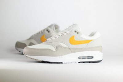 Nike Air Max 1 Essential Summit White University Gold – Beige/Wit/Geel – Heren/Dames/Uniseks Sneakers – Leer/Mesh - FZ5808-105 – Zijkant