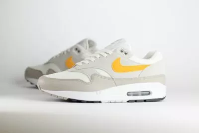 Nike Air Max 1 Essential Summit White University Gold – Beige/Wit/Geel – Heren/Dames/Uniseks Sneakers – Leer/Mesh - FZ5808-105 – Zijkant