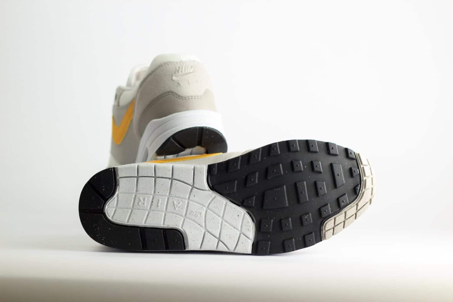 Nike Air Max 1 Essential Summit White University Gold – Beige/Wit/Geel – Heren/Dames/Uniseks Sneakers – Leer/Mesh - FZ5808-105 – Onderkant