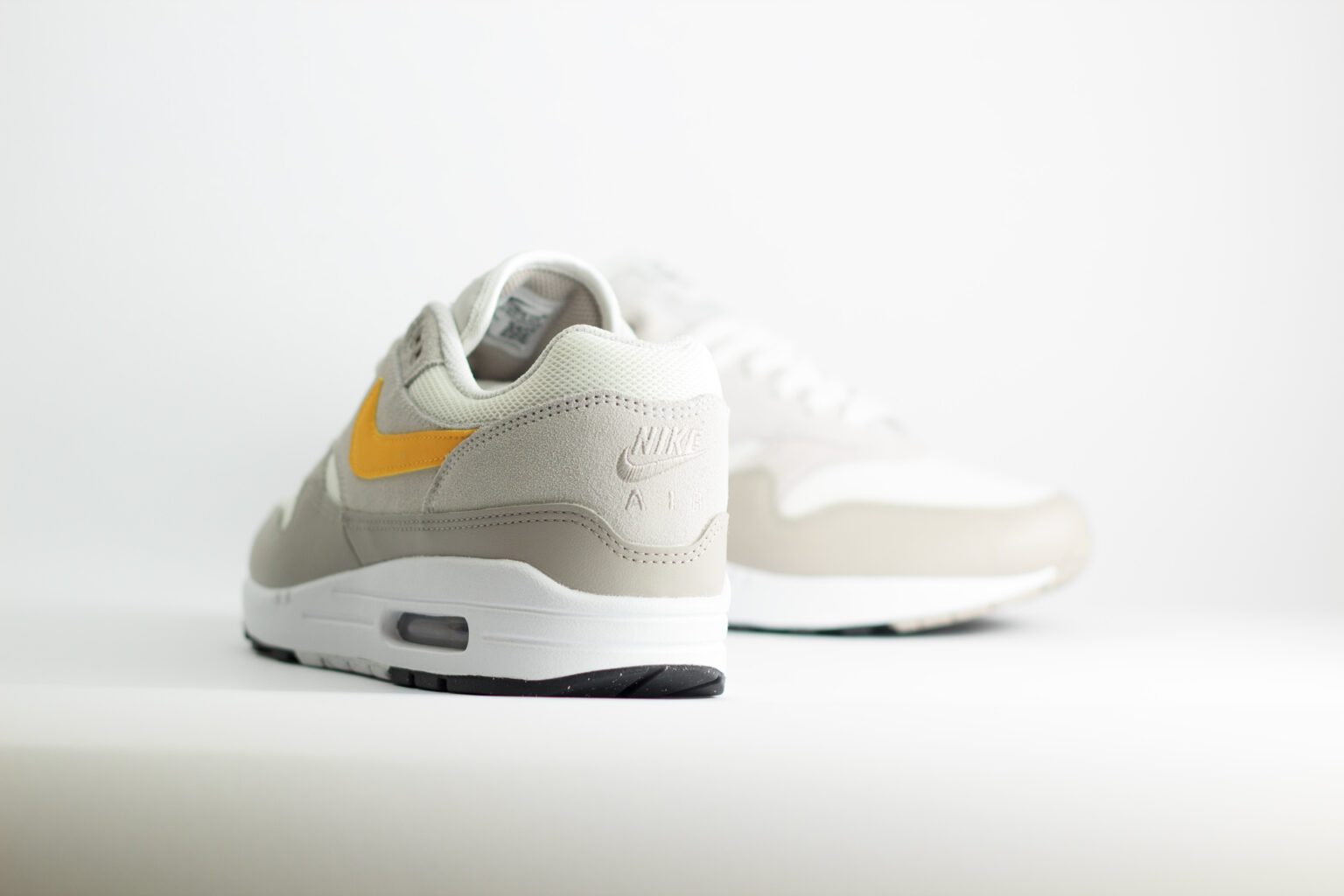 Nike Air Max 1 Essential Summit White University Gold – Beige/Wit/Geel – Heren/Dames/Uniseks Sneakers – Leer/Mesh - FZ5808-105 – Achterkant