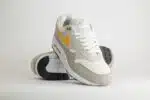 Nike Air Max 1 Essential Summit White University Gold – Beige/Wit/Geel – Heren/Dames/Uniseks Sneakers – Leer/Mesh - FZ5808-105 – Voorkant