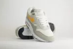 Nike Air Max 1 Essential Summit White University Gold – Beige/Wit/Geel – Heren/Dames/Uniseks Sneakers – Leer/Mesh - FZ5808-105 – Voorkant