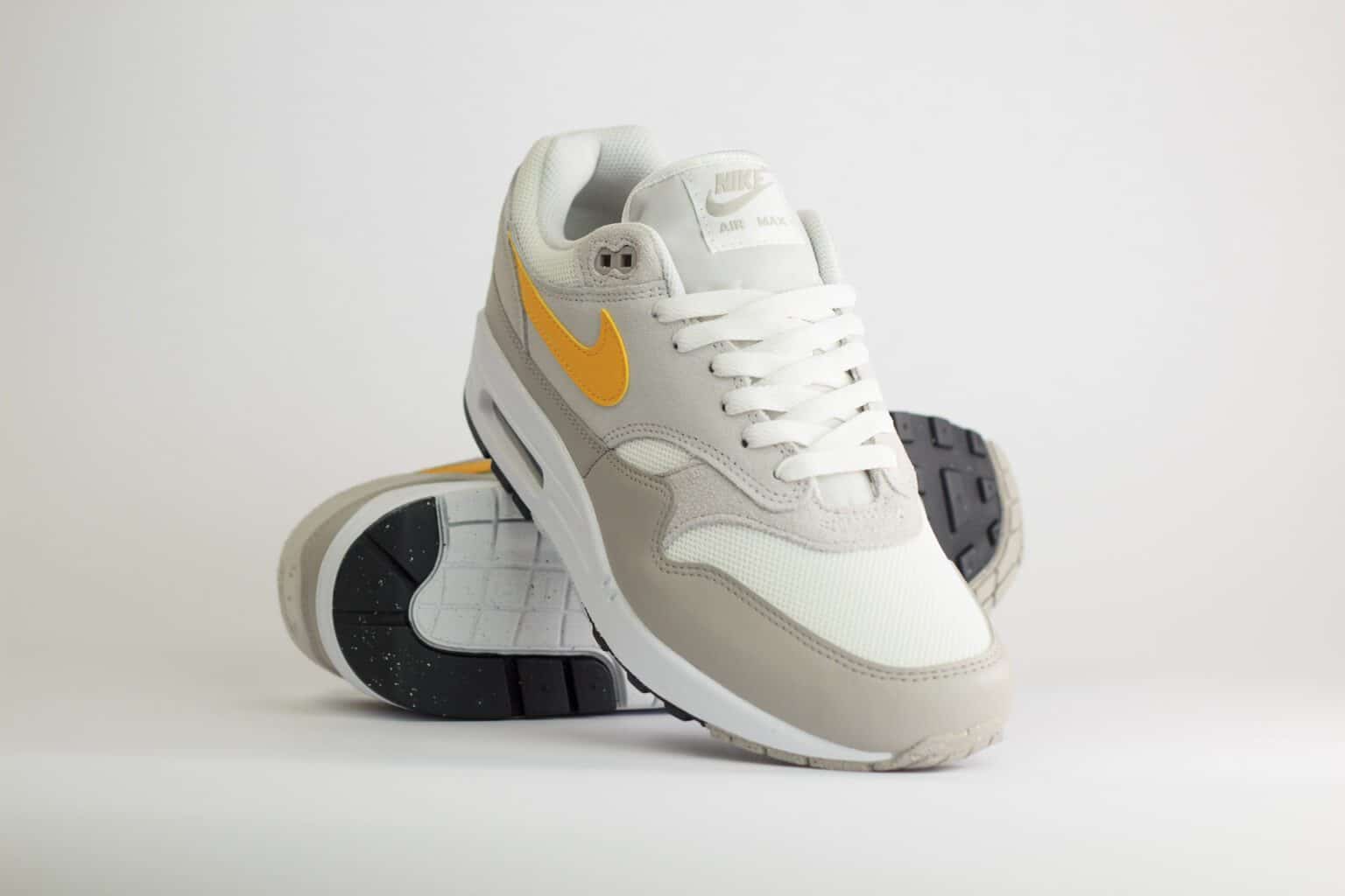 Nike Air Max 1 Essential Summit White University Gold – Beige/Wit/Geel – Heren/Dames/Uniseks Sneakers – Leer/Mesh - FZ5808-105 – Voorkant