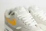 Nike Air Max 1 Essential Summit White University Gold – Beige/Wit/Geel – Heren/Dames/Uniseks Sneakers – Leer/Mesh - FZ5808-105 – Bovenkant