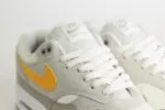 Nike Air Max 1 Essential Summit White University Gold – Beige/Wit/Geel – Heren/Dames/Uniseks Sneakers – Leer/Mesh - FZ5808-105 – Bovenkant
