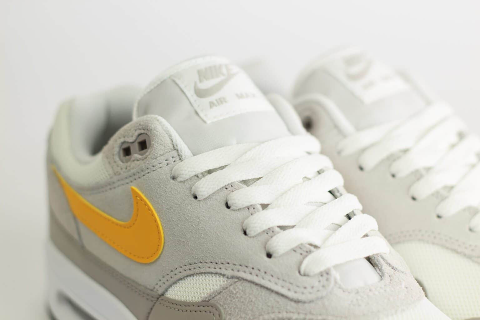 Nike Air Max 1 Essential Summit White University Gold – Beige/Wit/Geel – Heren/Dames/Uniseks Sneakers – Leer/Mesh - FZ5808-105 – Bovenkant