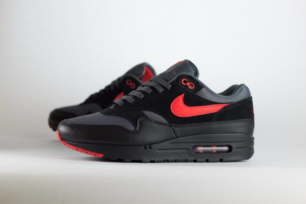 Nike Air Max 1 Essential Vamps – Zwart/Rood – Heren/Dames/Uniseks Sneakers – Leer/Mesh - FZ5808-008 – Zijkant