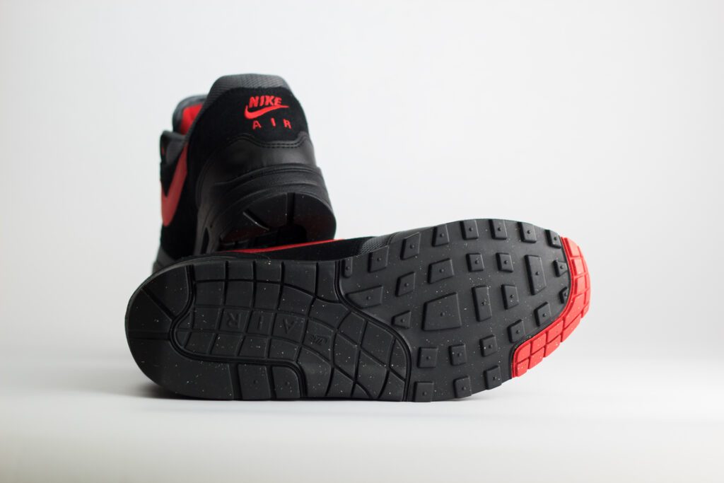 Nike Air Max 1 Essential Vamps – Zwart/Rood – Heren/Dames/Uniseks Sneakers – Leer/Mesh - FZ5808-008 – Onderkant