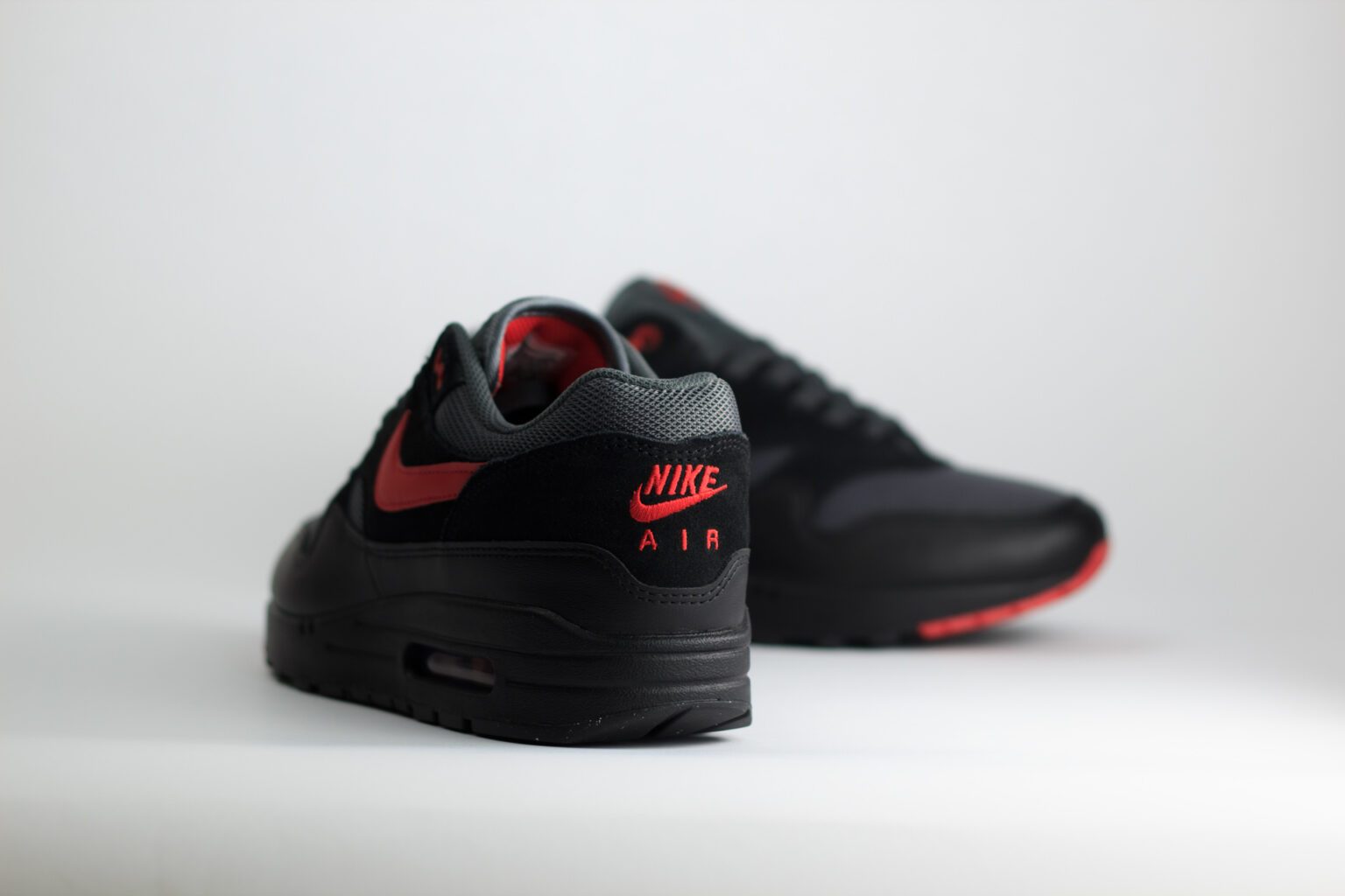 Nike Air Max 1 Essential Vamps – Zwart/Rood – Heren/Dames/Uniseks Sneakers – Leer/Mesh - FZ5808-008 – Achterkant