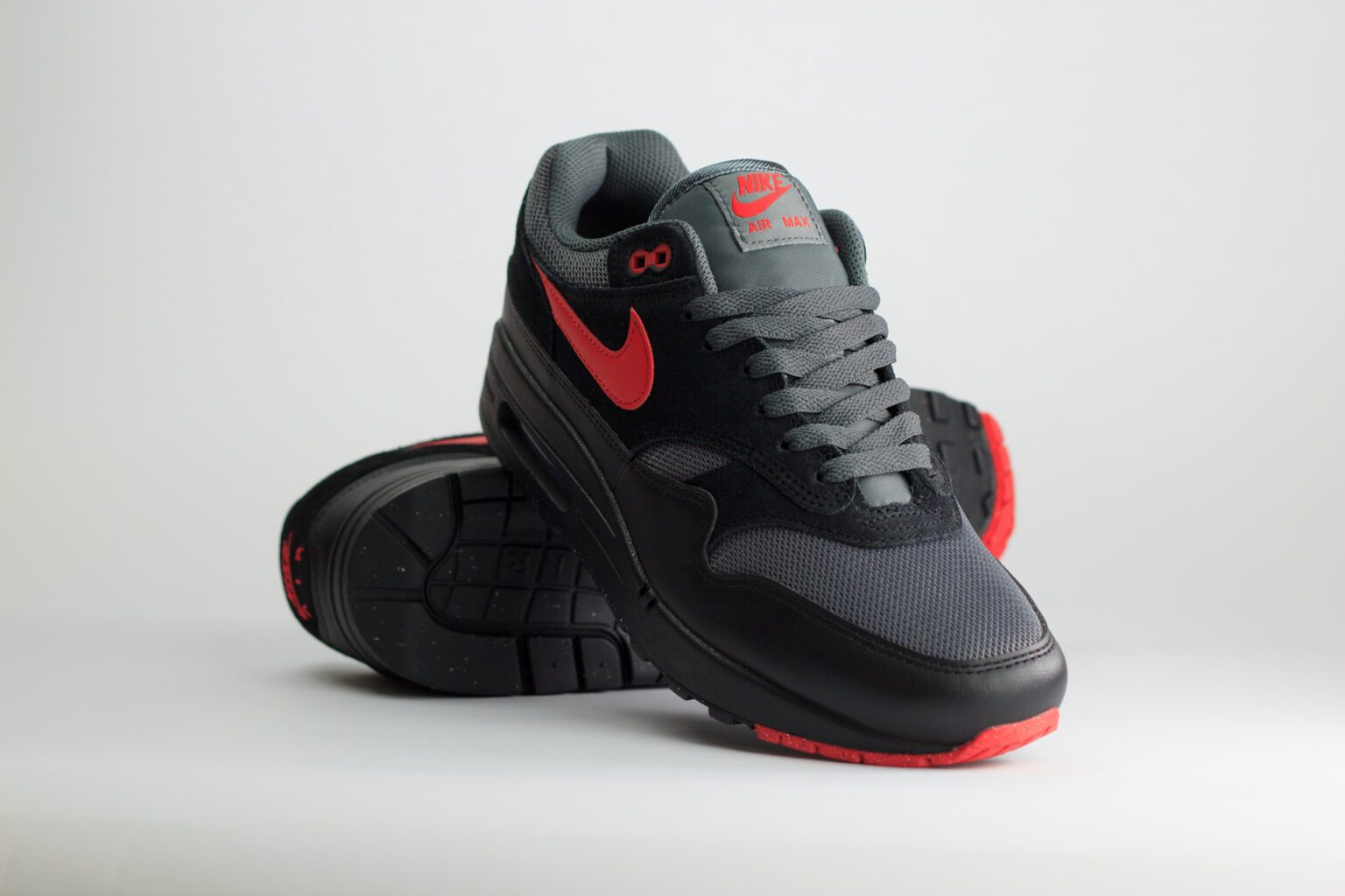 Nike Air Max 1 Essential Vamps – Zwart/Rood – Heren/Dames/Uniseks Sneakers – Leer/Mesh - FZ5808-008 – Voorkant