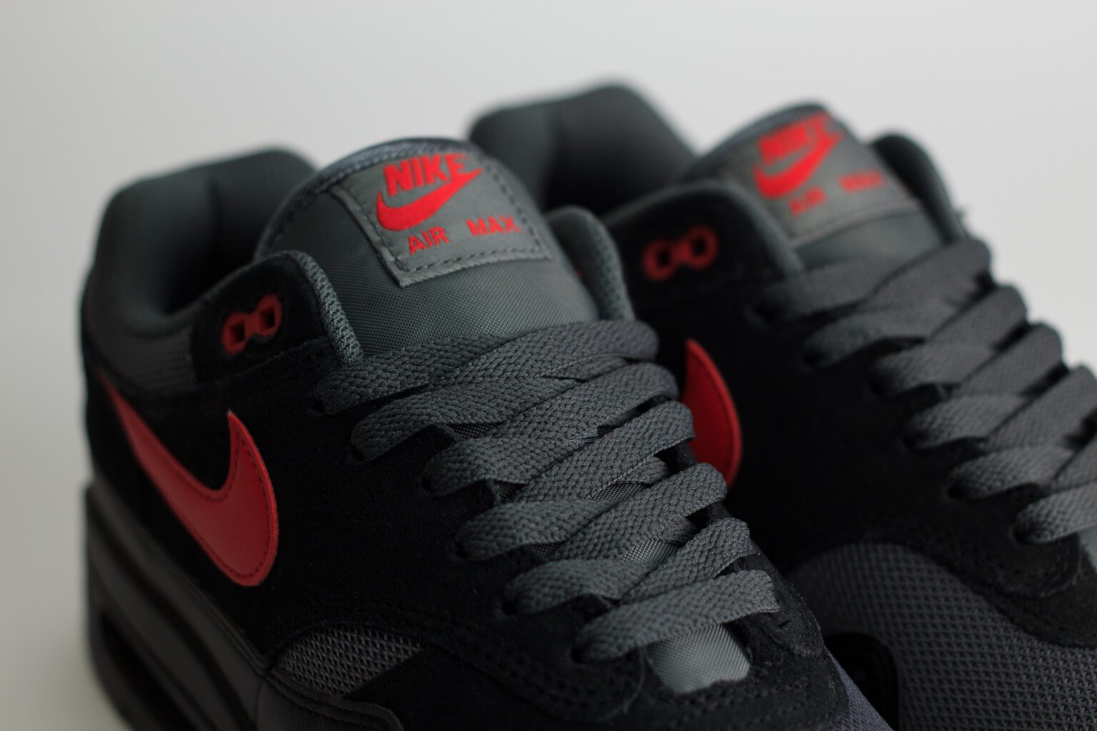 Nike Air Max 1 Essential Vamps – Zwart/Rood – Heren/Dames/Uniseks Sneakers – Leer/Mesh - FZ5808-008 – Bovenkant