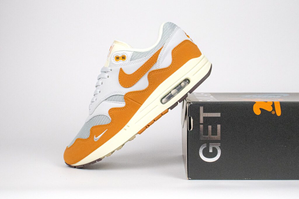 Nike Air Max 1 Patta Waves Monarch - zijkant op doos - Slick Sneakers