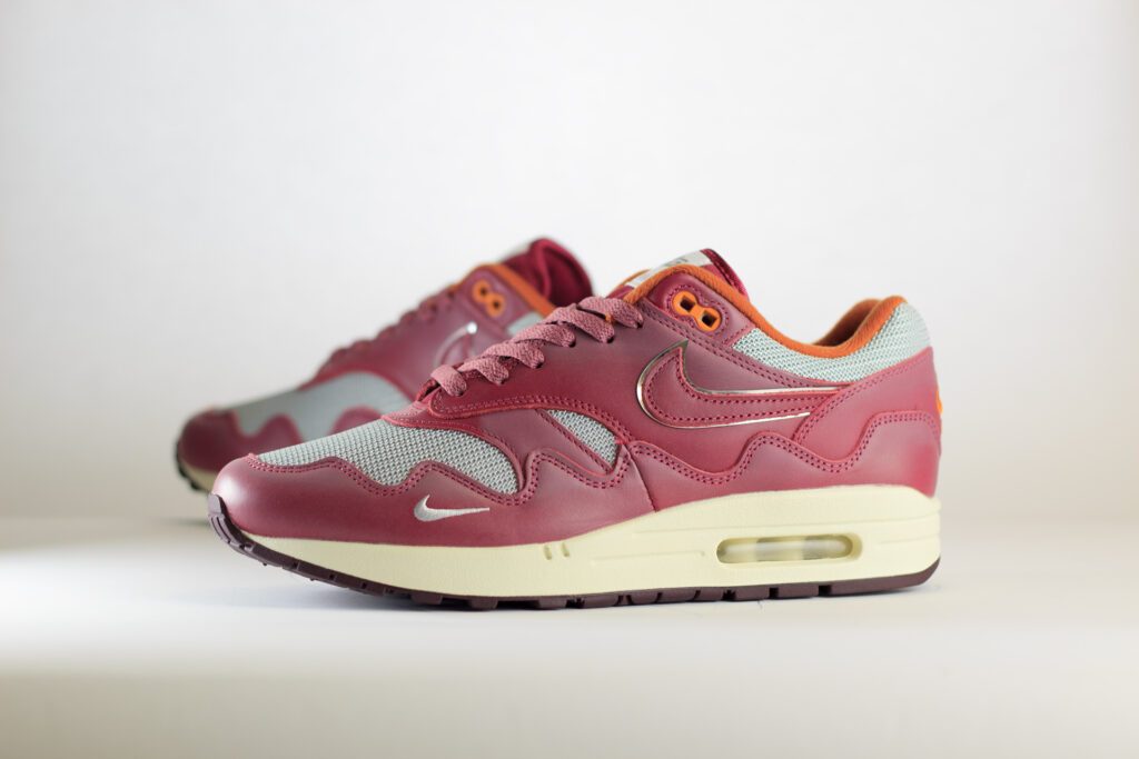 Nike Air Max 1 Patta Waves Rush Maroon - zijkant - Slick Sneakers
