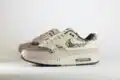 Nike Air Max 1 Snakeskin Light Orewood Brown (W) – Beige/Grijs – Heren/Dames/Uniseks Sneakers – Synthetischleer/Suede - HF5338-100 – Zijkant