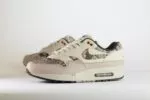 Nike Air Max 1 Snakeskin Light Orewood Brown (W) – Beige/Grijs – Heren/Dames/Uniseks Sneakers – Synthetischleer/Suede - HF5338-100 – Zijkant