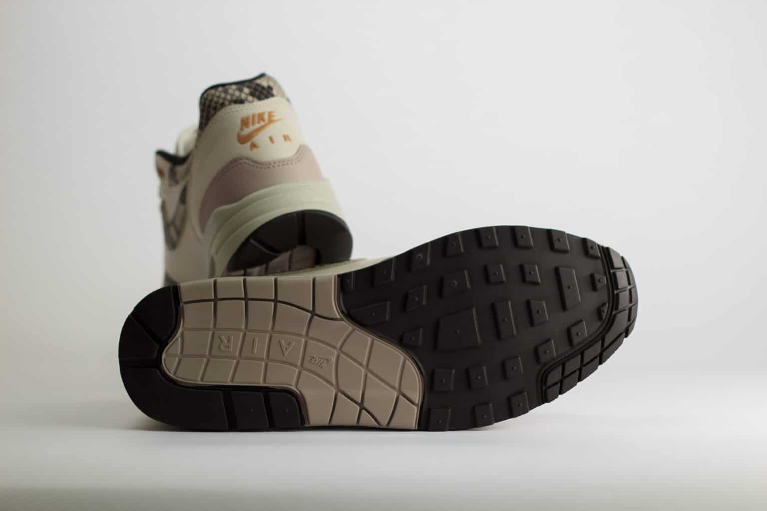 Nike Air Max 1 Snakeskin Light Orewood Brown (W) – Beige/Grijs – Heren/Dames/Uniseks Sneakers – Synthetischleer/Suede - HF5338-100 – Onderkant