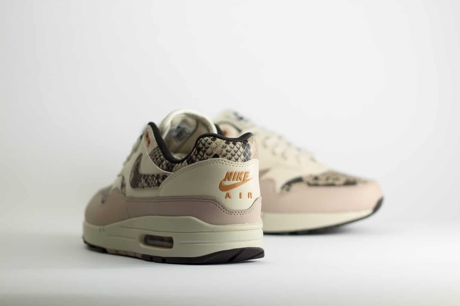 Nike Air Max 1 Snakeskin Light Orewood Brown (W) – Beige/Grijs – Heren/Dames/Uniseks Sneakers – Synthetischleer/Suede - HF5338-100 – Achterkant