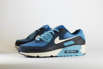 Nike Air Max 90 PRM Armory Navy - BlauwWit – Heren/Dames/Uniseks Sneakers - Leer/Mesh - FZ9895-400 - Zijkant