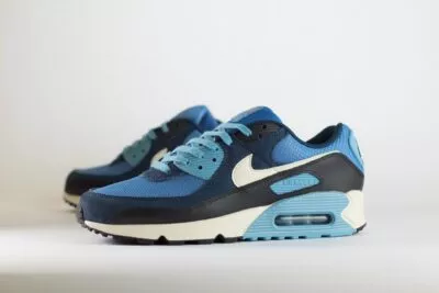 Nike Air Max 90 PRM Armory Navy - BlauwWit – Heren/Dames/Uniseks Sneakers - Leer/Mesh - FZ9895-400 - Zijkant
