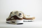 Nike Air Max 90 Summit White Khaki – Bruin/Beige/Wit – Heren/Dames/Uniseks Sneakers – Leer/Mesh - DM0029-109 – Achterkant