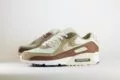 Nike Air Max 90 Summit White Khaki – Bruin/Beige/Wit – Heren/Dames/Uniseks Sneakers – Leer/Mesh - DM0029-109 – Zijkant