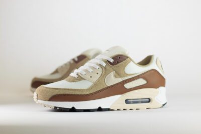 Nike Air Max 90 Summit White Khaki – Bruin/Beige/Wit – Heren/Dames/Uniseks Sneakers – Leer/Mesh - DM0029-109 – Zijkant