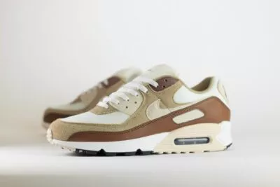 Nike Air Max 90 Summit White Khaki – Bruin/Beige/Wit – Heren/Dames/Uniseks Sneakers – Leer/Mesh - DM0029-109 – Zijkant