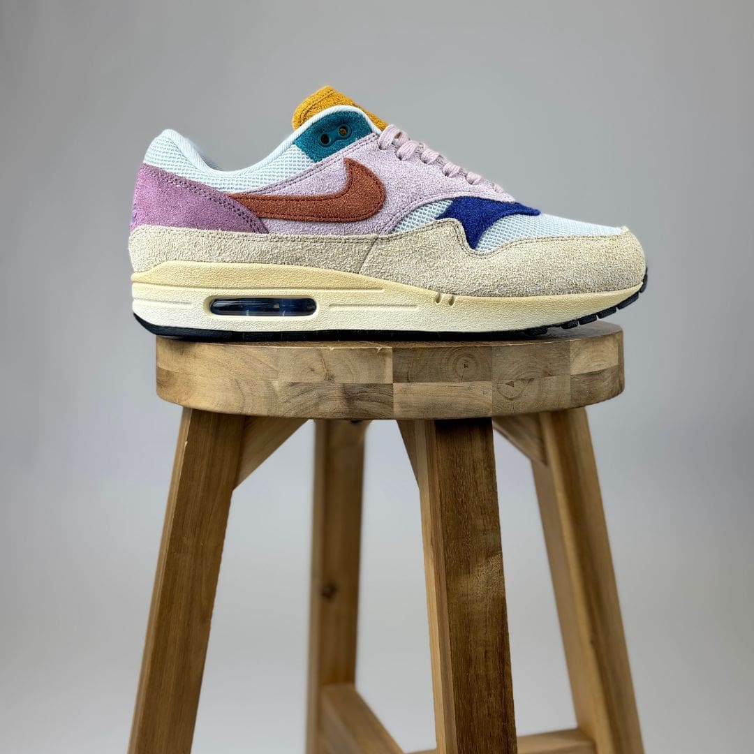 Air Max 1 Tan Lines - zijkant - op kruk