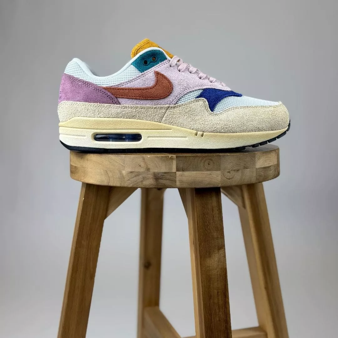 Air Max 1 Tan Lines - zijkant - op kruk