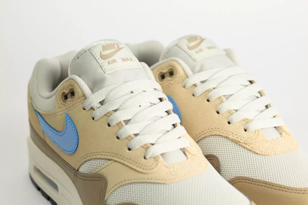 Nike Air Max 1 Essential Light Bone Psychic Blue – Beige/Blauw – Heren/Dames/Uniseks Sneakers – Leer/Mesh - FZ5808-009 – Bovenkant