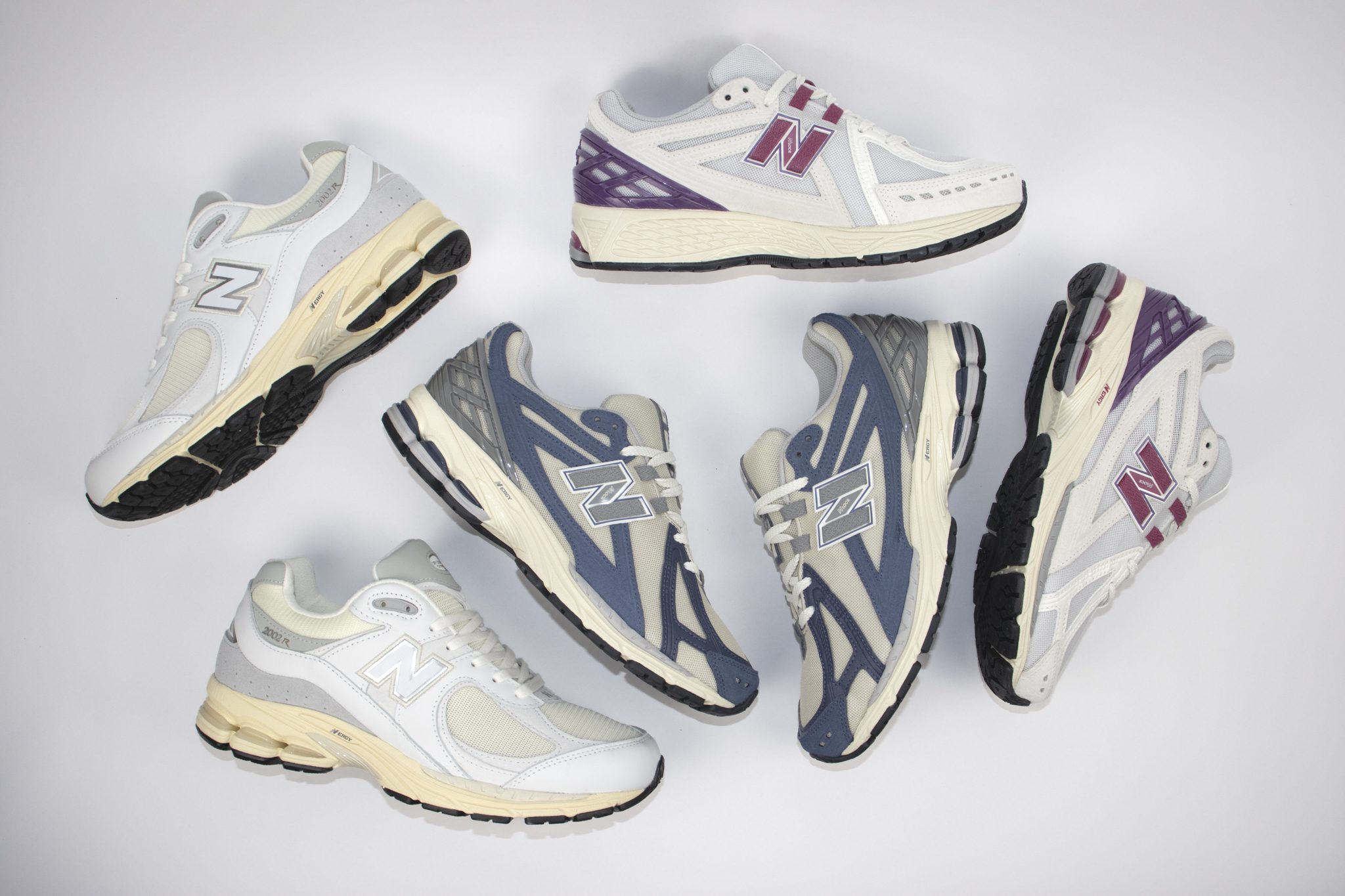 New Balance sneakers liggend op een wit doek