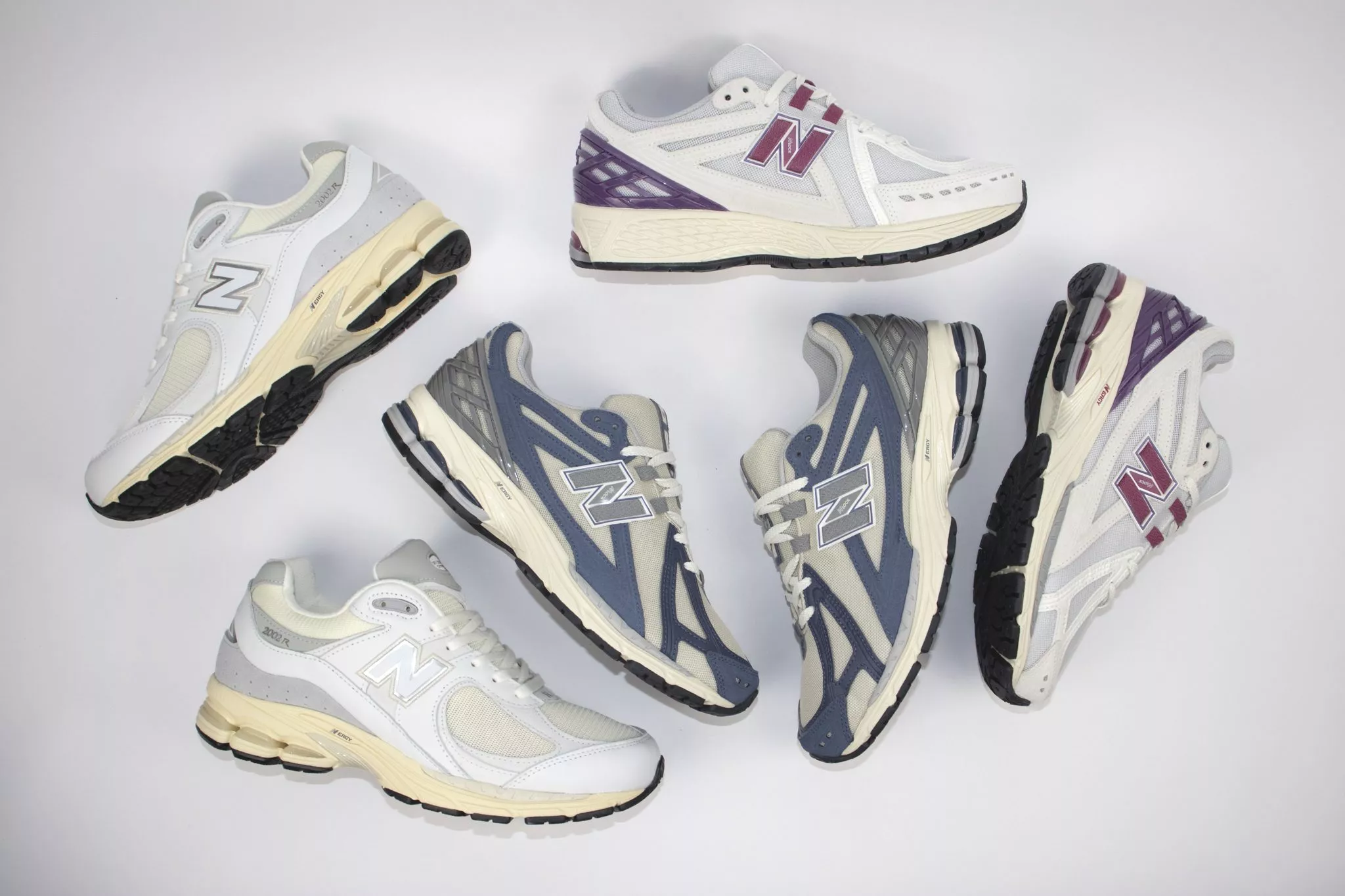 New Balance sneakers liggend op een wit doek