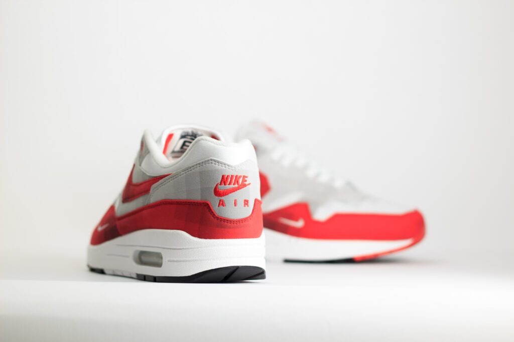 Nike Air Max 1 .SWOOSH Low Poly – Wit/Rood – Heren/Dames/Uniseks Sneakers – Vilt/Mesh - HQ5882-100 – Achterkant