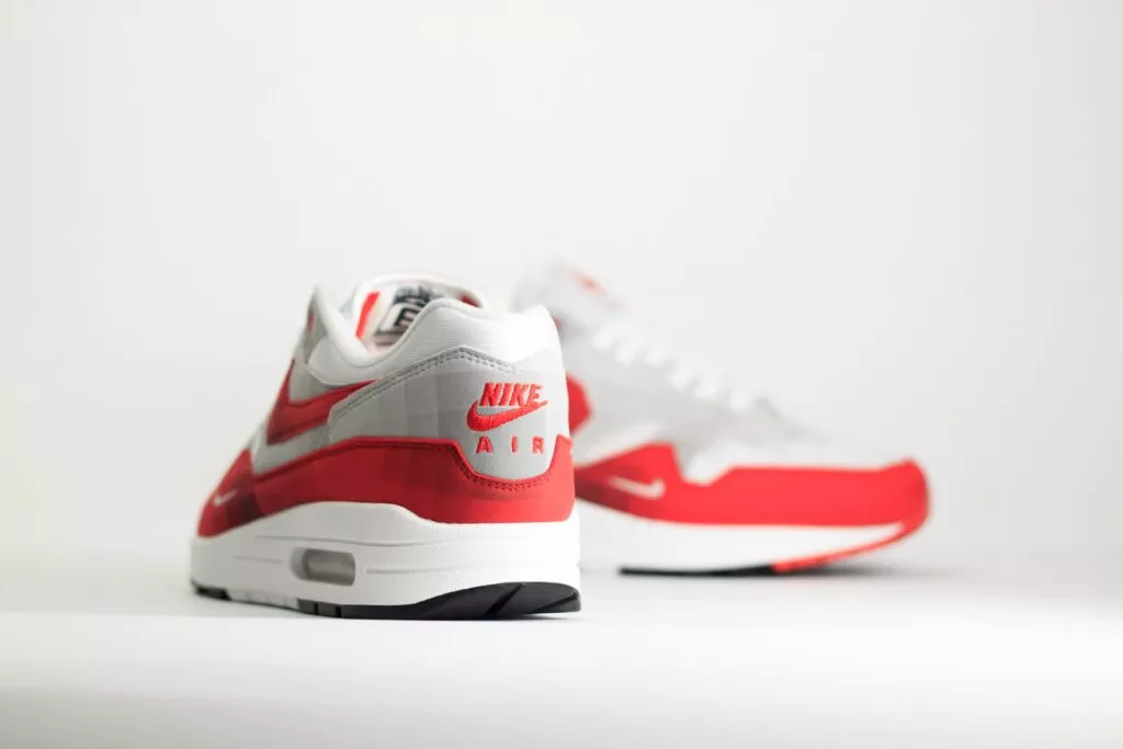 Nike Air Max 1 .SWOOSH Low Poly – Wit/Rood – Heren/Dames/Uniseks Sneakers – Vilt/Mesh - HQ5882-100 – Achterkant