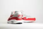 Nike Air Max 1 .SWOOSH Low Poly – Wit/Rood – Heren/Dames/Uniseks Sneakers – Vilt/Mesh - HQ5882-100 – Achterkant