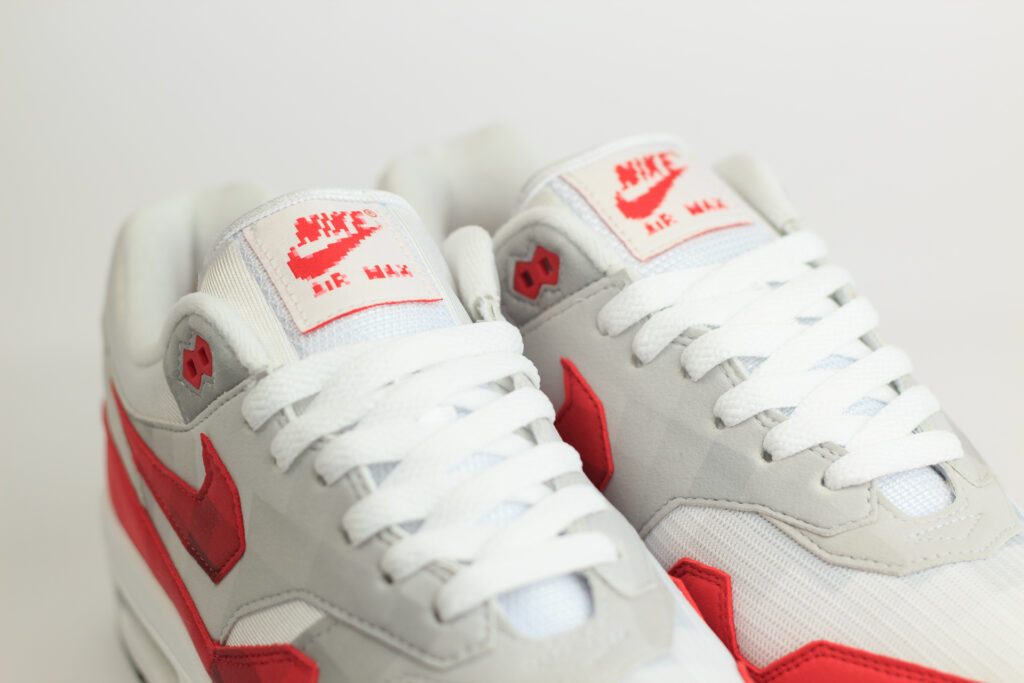Nike Air Max 1 .SWOOSH Low Poly – Wit/Rood – Heren/Dames/Uniseks Sneakers – Vilt/Mesh - HQ5882-100 – Bovenkant