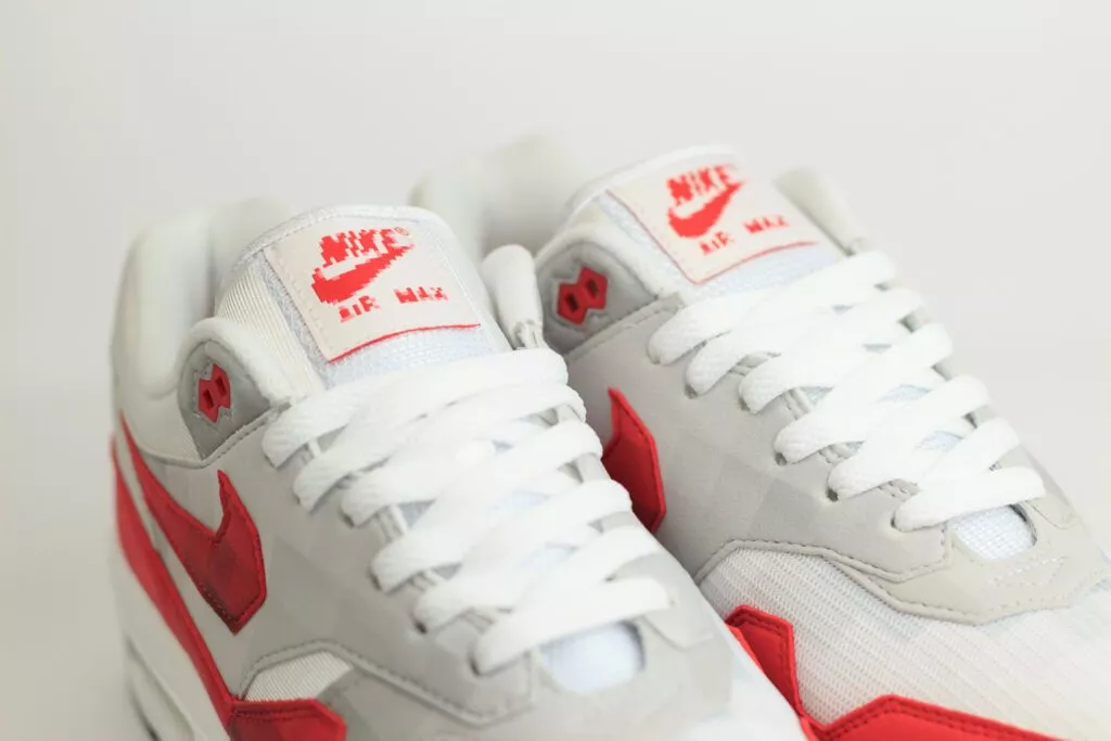 Nike Air Max 1 .SWOOSH Low Poly – Wit/Rood – Heren/Dames/Uniseks Sneakers – Vilt/Mesh - HQ5882-100 – Bovenkant
