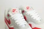 Nike Air Max 1 .SWOOSH Low Poly – Wit/Rood – Heren/Dames/Uniseks Sneakers – Vilt/Mesh - HQ5882-100 – Bovenkant