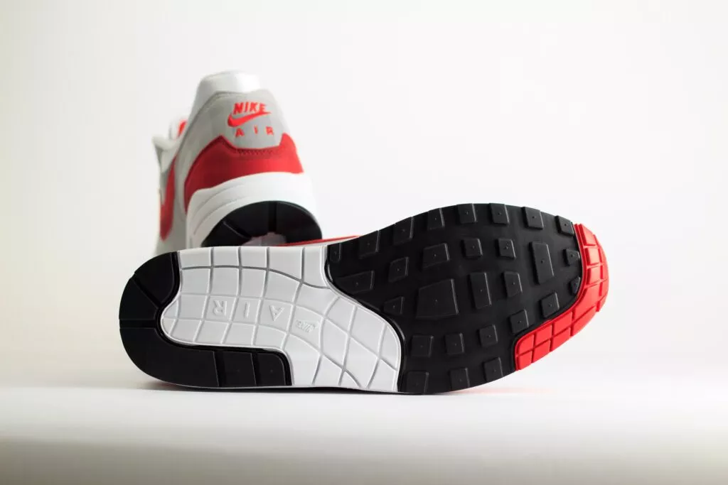 Nike Air Max 1 .SWOOSH Low Poly – Wit/Rood – Heren/Dames/Uniseks Sneakers – Vilt/Mesh - HQ5882-100 – Onderkant